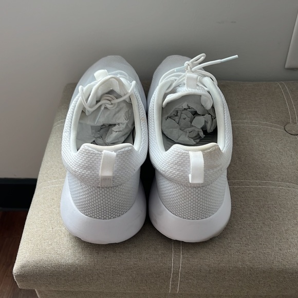 Nike Roshe One ‘Triple White’ 15 - Picture 4 of 6